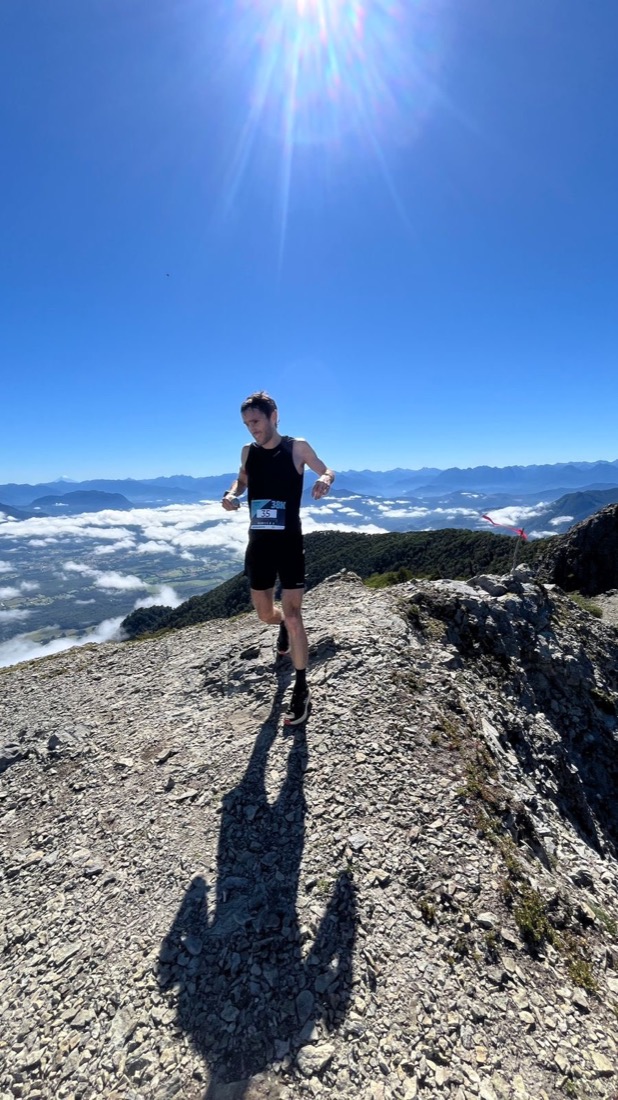 Nicolás Palacios corriendo en la cumbre, sobre las nubes